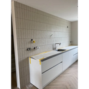 Witte keuken met geïntegreerde wastafel en kraan, Prissmacer Mat Tan keramische tegel