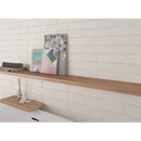 Houten wandplank op witte bakstenen muur met Prissmacer Mat White tegels