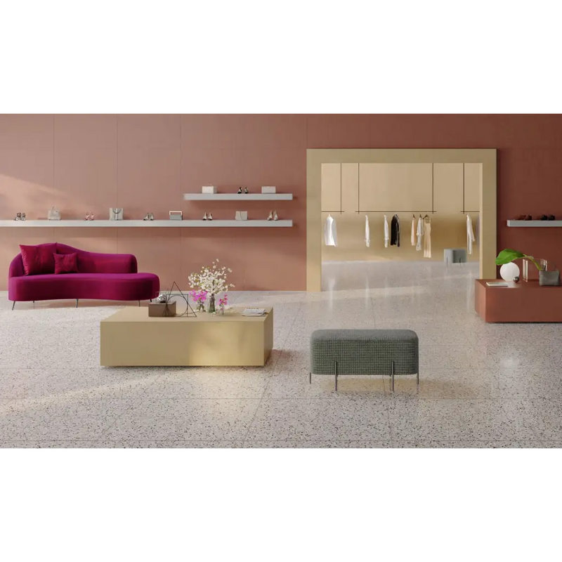 Moderne showroom met Medley terrazzo white 60x60 rett tegels en stijlvolle meubels