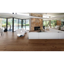 Moderne witte hoekbank met strakke lijnen en Merbau Miel vloertegels in de achtergrond