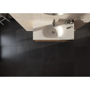 Witte porseleinen wasbak op donkere ondergrond met Midtown Antracite R11 anti-slip 60x60