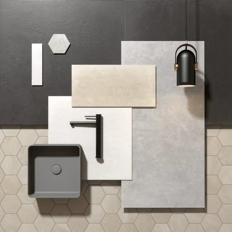 Moderne badkamerdesign met Midtown Cream R10 N-Plus 30X60 in een geometrische flatlay