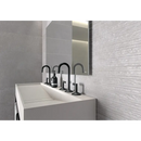 Moderne witte wastafel met matte zwarte kranen voor Midtown Pearl Etana wandtegel