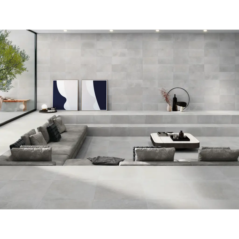 Zachte grijze loungebank van Midtown Pearl R10 N-Plus 30X60 Rett met pluche kussens
