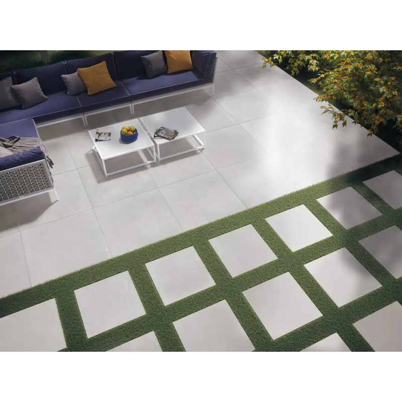 Moderne patio met Midtown Pearl R10 N-Plus 90x90 rett en kunstgrasstrippatroon