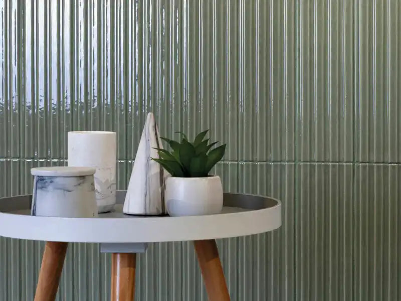 Moderne betonnen bijzettafel met houten poten en marmeren accenten.