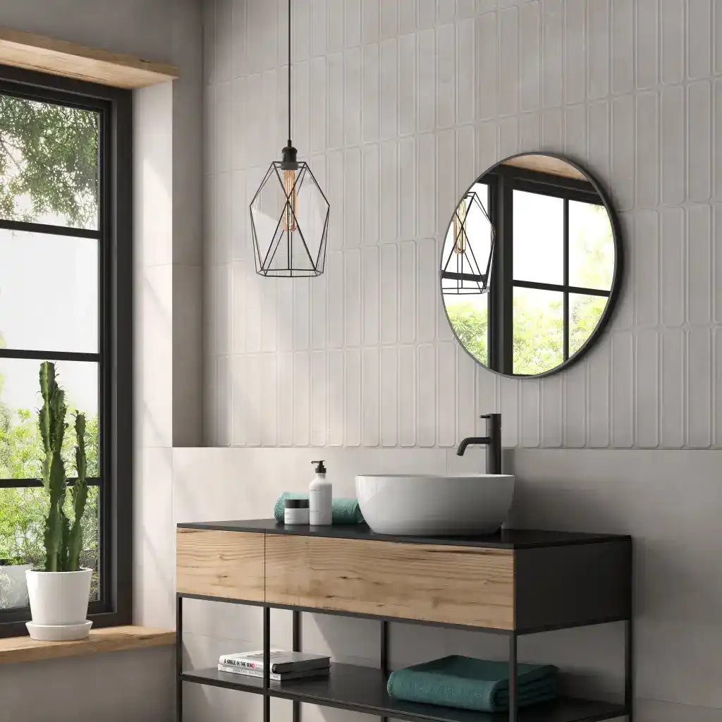 Moderne houten wastafelmeubel met zwart metalen frame en witte opbouw wasbak.