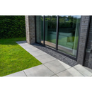 Beton paver pad met Mold Grit 90x90x3 naast glazen schuifdeur
