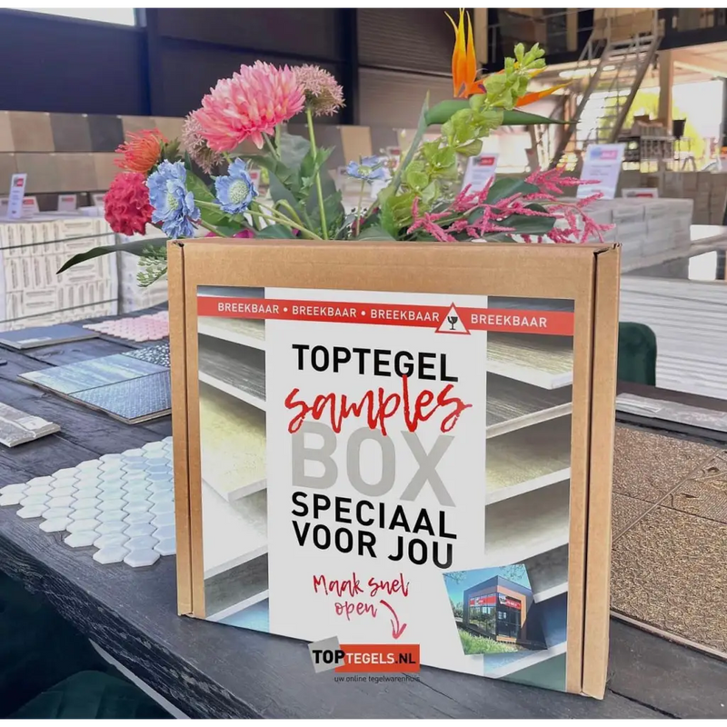 Monstertegels samplebox met tegelmonsters en kleurrijke bloemen op 20 x 20 doos