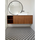 Ronde zwarte spiegel boven houten zwevend badkamermeubel met Mooie Collectie 20x20 tegels