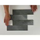 Vier grijze tegels in een verspringend patroon van Moon Grey Glans 7,5x30