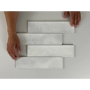 Vier witte rechthoekige tegels in een verspringend patroon van Maan Wit Glans