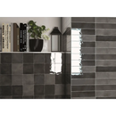 Zwarte lantaarn op een vloerplank met boeken en een plant, Moos Anthracite Glans