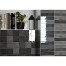 Donkere grijze keramische tegels met glanzende, handgemaakte uitstraling van Moos Anthracite