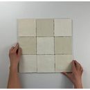 Negen witte vierkante tegels in 3x3 raster van Moos Ivory glans handvorm 13x13