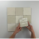 Witte keramische Moos Ivory Glans handvorm 13x13 tegels in een grid met handen