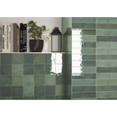 Groene keramische subway tegels in verspringend patroon van Moos Jade Glans 13x13