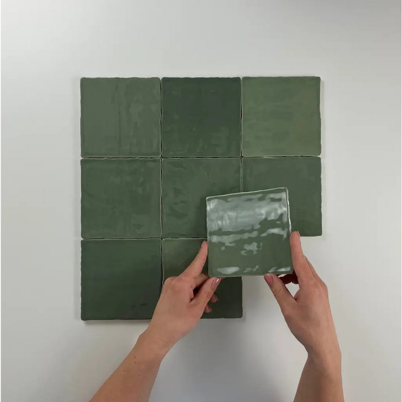 Groene Moos Jade glans tegels in een grid, terwijl iemand een jade glans handvorm plaatst