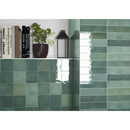 Sagegroene Moos Jade handvorm 6,5x26 tegels in een subway patroon op een muur