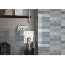 Glanzende grijze wandtegels in een verspringend patroon van Moos Sky Glans 13x13