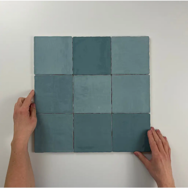 Teal tegels in 3x3 grid van Moos Sky Glans handvorm 13x13 voor een trendy look