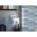 Blauw-grijze keramische wandtegels in een verspringend patroon van Moos Sky Handvorm