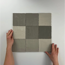 Groene ceramic subway tegels in een verspringend patroon van Moos Taupe glans 13x13