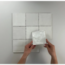 Handen leggen Moos White Glans handvorm 13x13 tegels in een 3x3 patroon