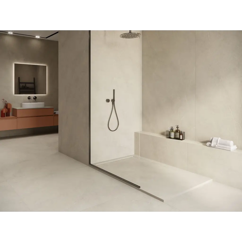 Moderne minimalistische inloopdouche met Munich Sand 120x120 en lichtgrijs marmer