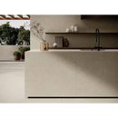 Beige marmeren keukeneiland met strak minimalistisch ontwerp en geïntegreerde gootsteen mytos sand 60x120 rett