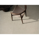 Een strakke mytos sand 90x90 stoel van donker hout met licht beige gestoffeerde zitting en gebogen rugleuning