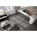 Moderne minimalistische woonkamer met Neutra Antracite 60x60 grijze en witte meubels