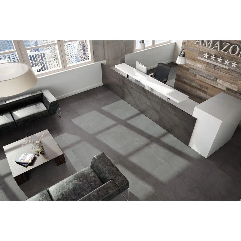Moderne grijze sectional bank met minimalistisch ontwerp en neutra antracite 60x60 r11 antislip