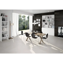 Houten eettafel met zwarte stoelen rond de Neutra Cream 60x60