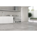 Moderne minimalistische keuken met Neutra Pearl 75x75 rett en open planken