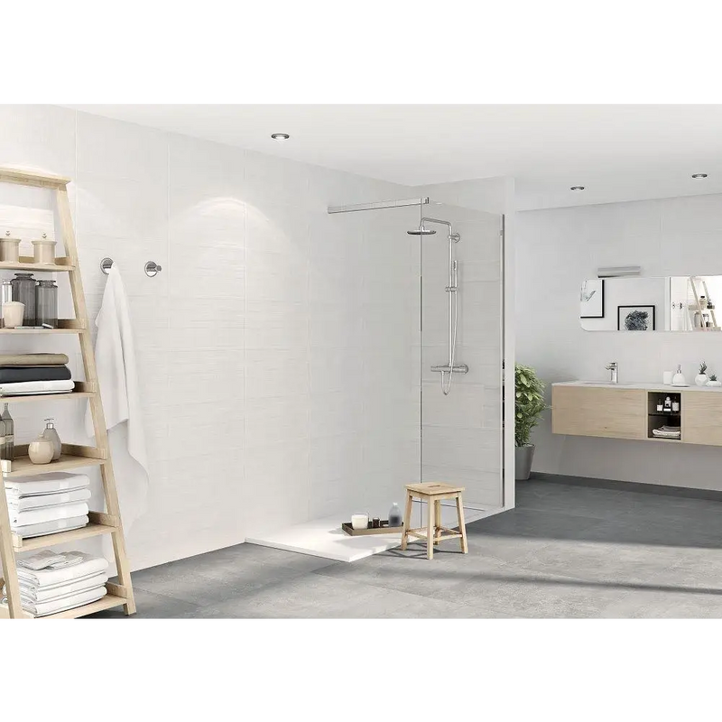 Moderne walk-in douche met minimalistische glazen scheidingswand in Neutra White 30x60