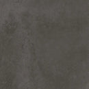 Donkergrijze betonnen textuur van Nexus Antracite anti-slip R11 60x60 met een verweerde look