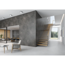 Moderne houten trap aan betonmuur met Nexus Glaciar 120x120 rett ontwerp