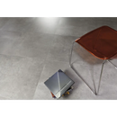 Metallische laptop aan gesloten op de vloer met Nexus Pearl 30x60 Rett ondergrond