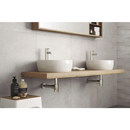 Twee witte wastafels op een zwevende houten plank met Nexus Pearl 60x60