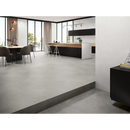 Moderne keuken met Nexus Pearl Mat 120x260 rett, zwarte kasten en houten werkblad