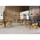 Moderne eetruimte met houten stoelen en zwarte hanglampen met Nexus White 75x75