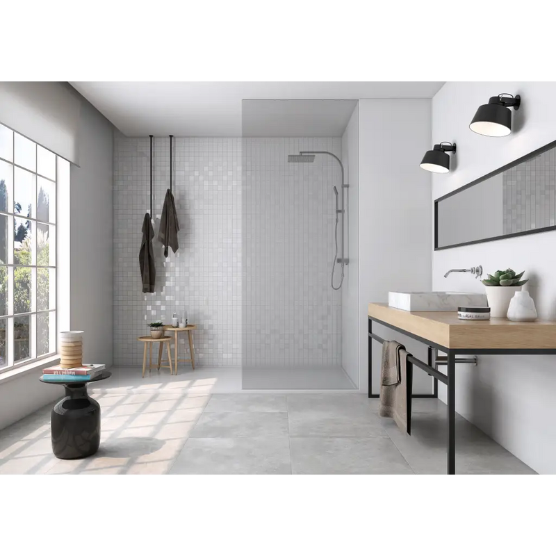 Moderne minimalistische badkamer met Nexus White R11 60x60 rett en houten wastafel