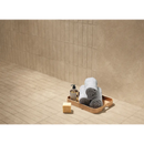 Houten tray met opgerolde handdoeken en natuurlijke spons onder Nobu Beige 30x60 rett