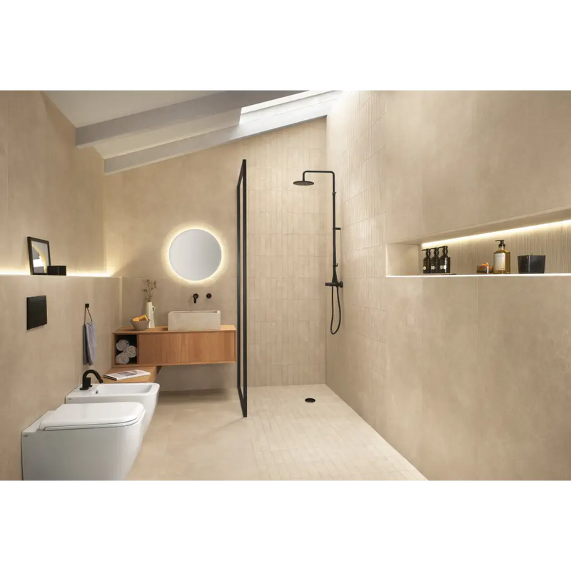 Moderne minimalistische badkamer met Nobu Beige 80x80 rett en gestructureerd oppervlak