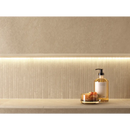 Pompflacon met vloeibare zeep en een glas schaal met sinaasappels naast Nobu Beige Tratti Mosaico