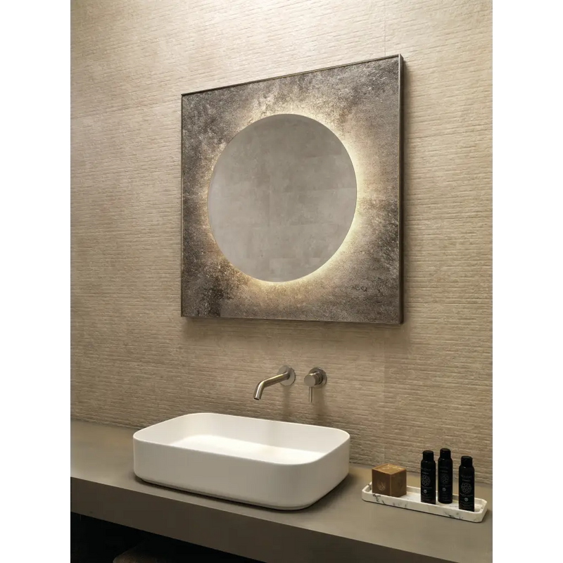 Verlichte ronde spiegel met eclipse-effect boven Nobu Beige wandtegel