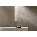 Moderne vrijstaande witte badkuip met chroomkraan bij Nobu Grey 30x60 rett