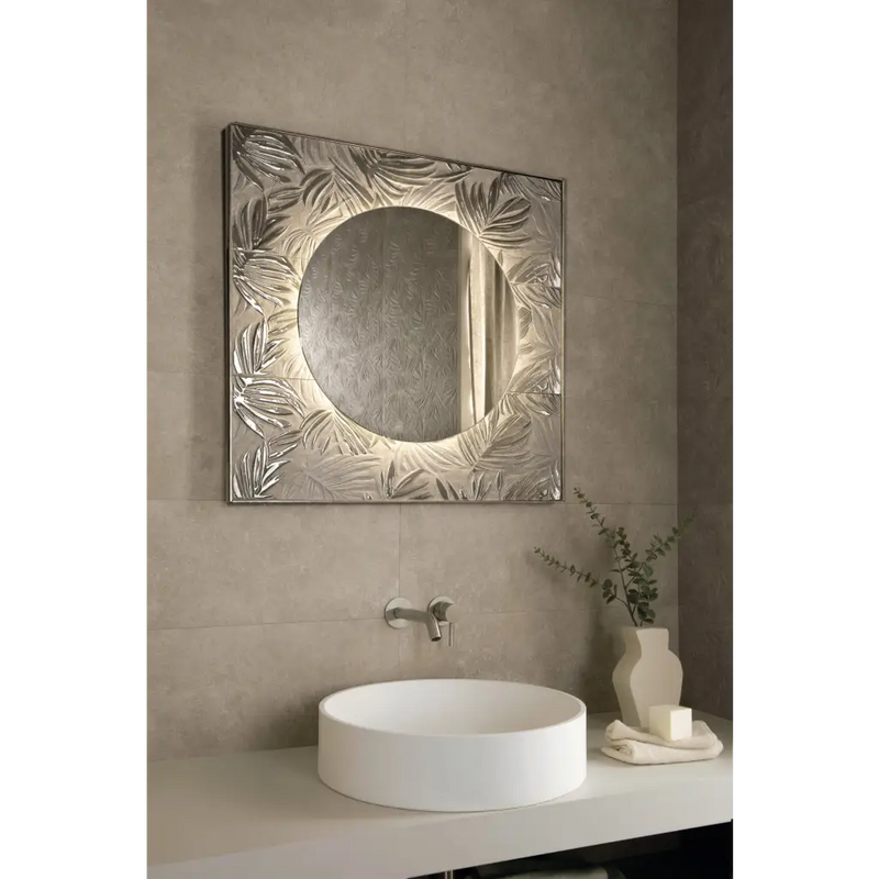 Verlichte decoratieve spiegel met tropische bladeren in de Nobu Grey 30x60 rett lijst