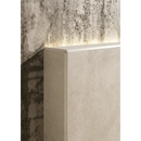 Witte muurhoek met schimmel en waterschade op Nobu White 60x60 met subtiel gevlekt patroon